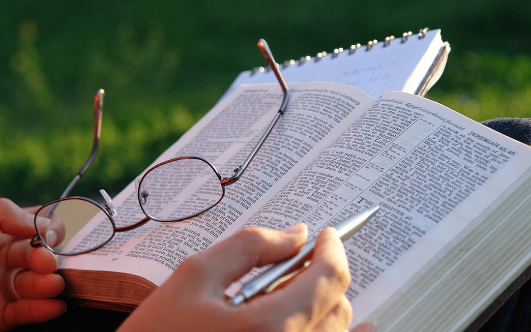 Joven leyendo la Biblia con concentración – evangelio religioso